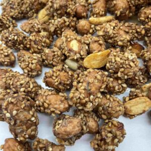 Erdnüsse mit Sesam und Honig