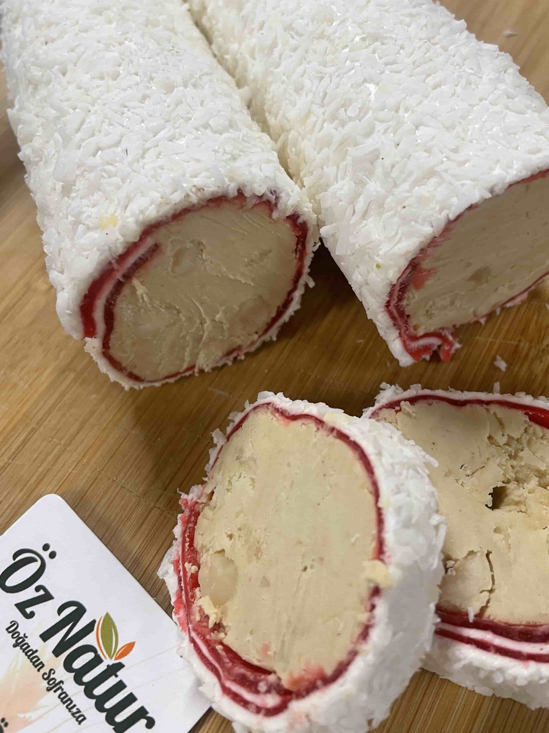 Turkish Delight mit Milch und Haselnuss creme ( Sütlü Fındık Kremalı Sarma Lokum ) Turkish Delight mit Milch und Haselnuss creme ( Sütlü Fındık Kremalı Sarma Lokum )