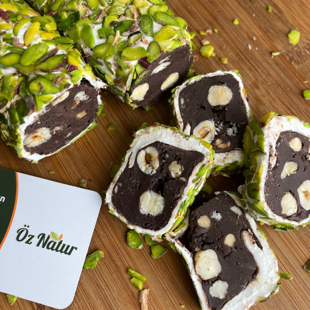 Turkish Delight mit Pistazien Browni und Haselnusskerne ( Brownili Antep Fıstıklı Fındıklı Sarma Lokum ) Turkish Delight mit Pistazien Browni und Haselnusskerne ( Brownili Antep Fıstıklı Fındıklı Sarma Lokum )