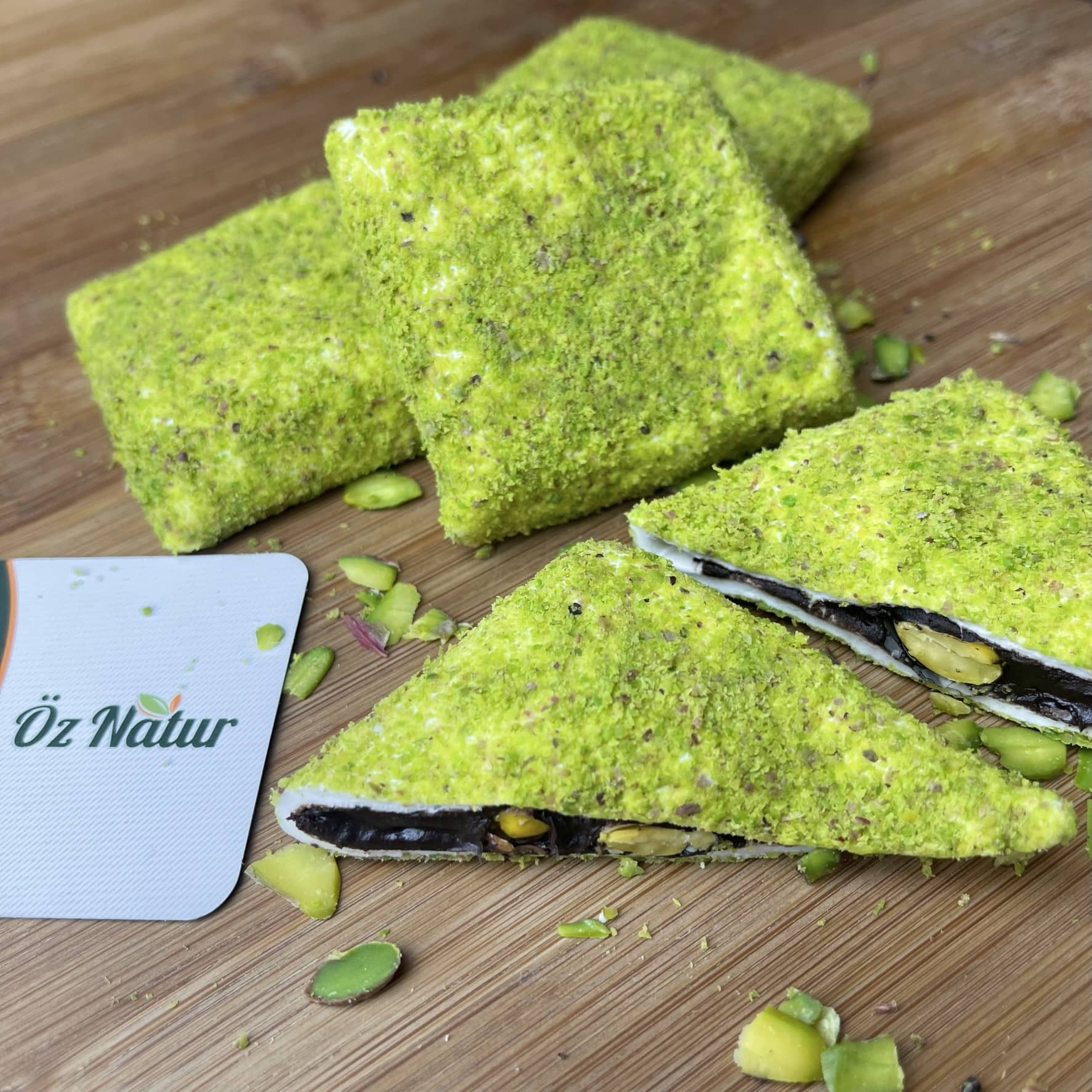 Turkish Delight mit Pistazien und Schokolade ( Toz Fıstıklı Çikolatalı Hilal Lokum ) Turkish Delight mit Pistazien und Schokolade ( Toz Fıstıklı Çikolatalı Hilal Lokum )